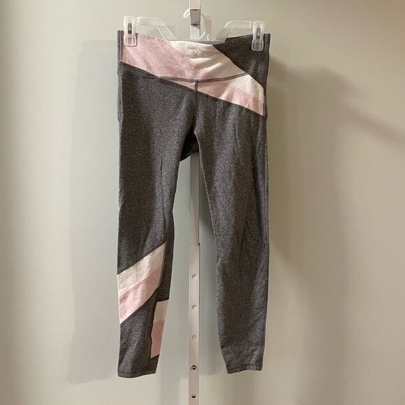 Gap Fit Gray Cropped Workout Leggings - Picture 1 of 3